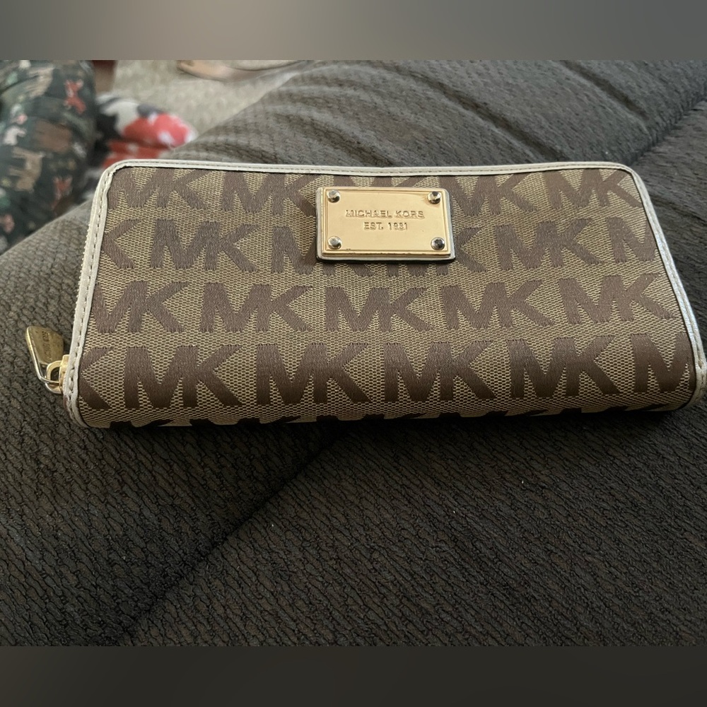 MK Zippy Cloth Large Wallet - Picture 1 of 12